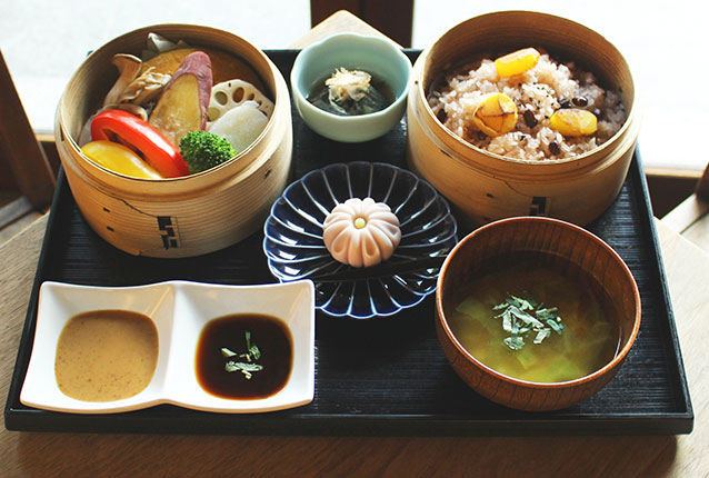 秋野菜のせいろ蒸しと栗おこわランチ
